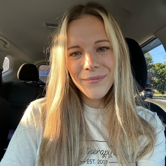 Meet your Posher, Mckenzie - Picture 1 of 1